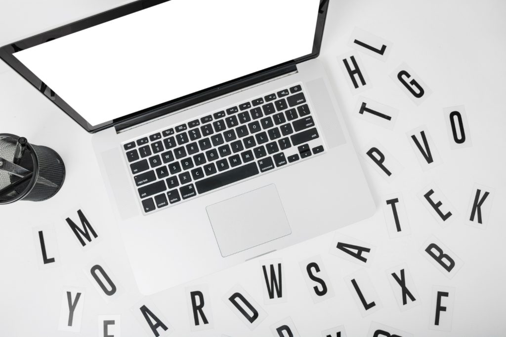 Comment choisir une police pour votre interface : lisibilité, métriques, licences