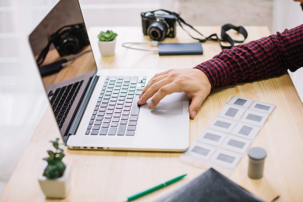 Erreurs courantes des débutants : surcharge, faible contraste, absence de grille — comment les corriger